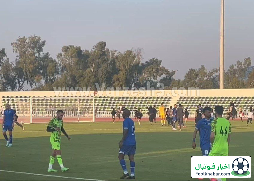 تماشاگران به زمین ریختند، بازی استقلال متوقف شد!