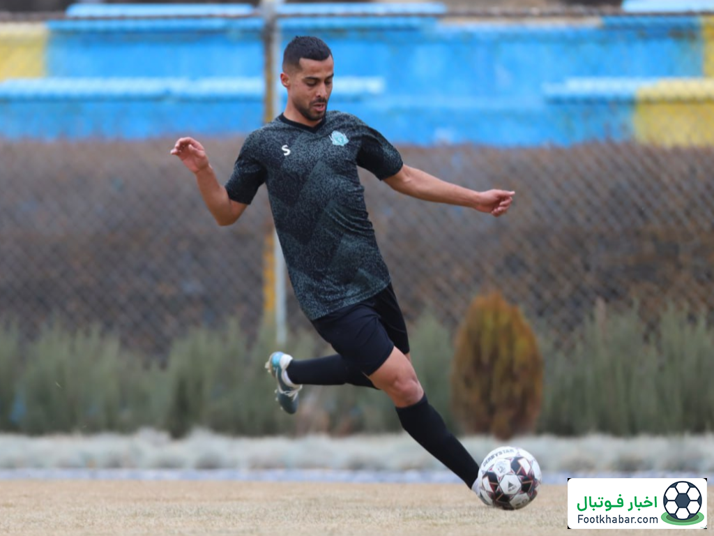 عارف در تعطیلات هم گل می‌زند! (عکس)