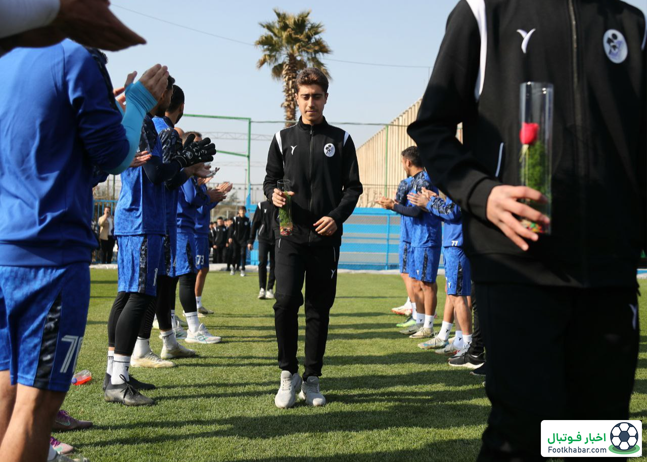 بوسه بر دست پدرها در تمرین پیکان(عکس)