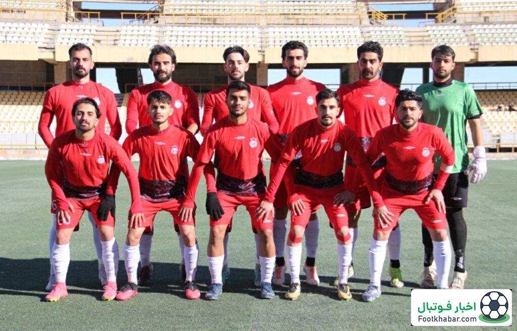 مورد عجیب در لیگ چهار: شیشه خرده روی چمن!