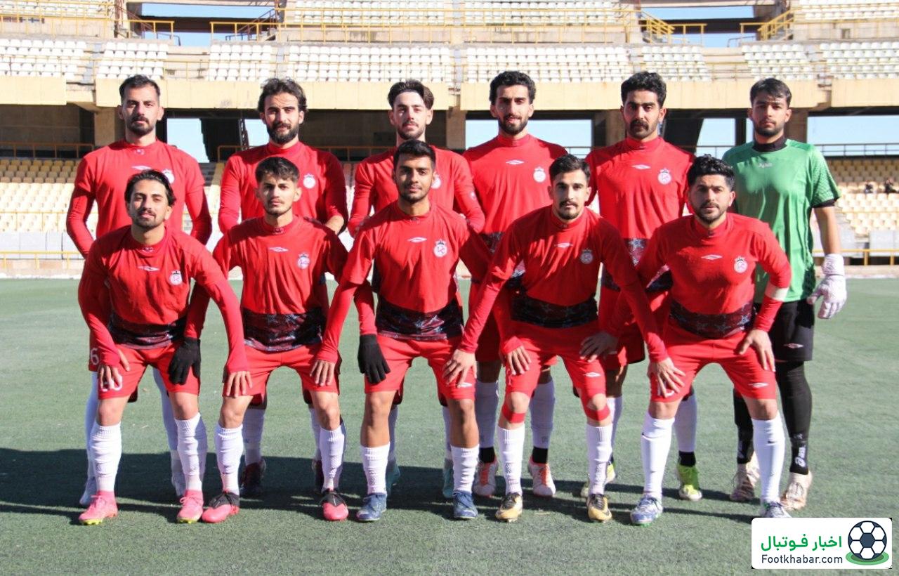 مورد عجیب در لیگ چهار: شیشه خرده روی چمن!