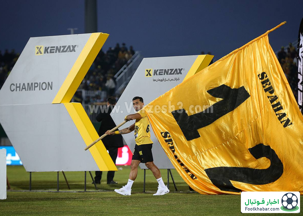 پرچم غول پیکر شماره ۱۲ روی شانه صالح حردانی