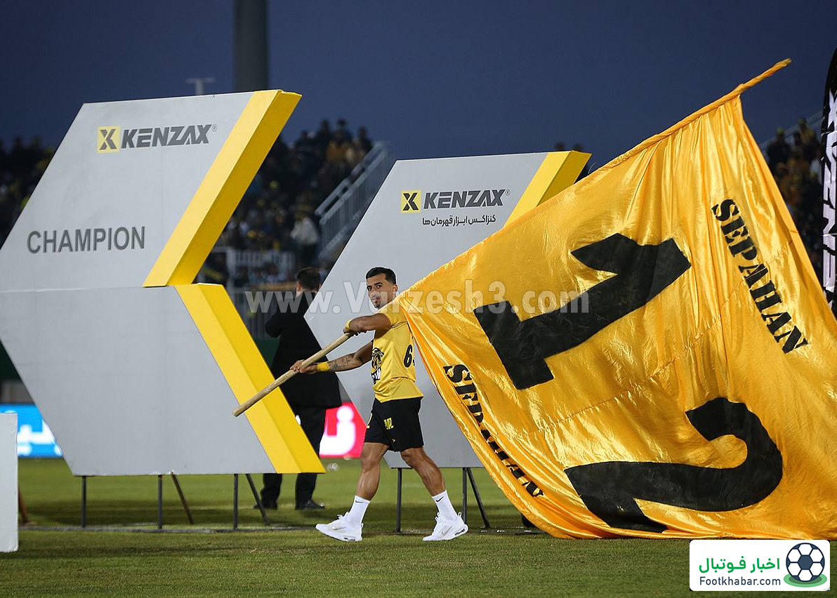 پرچم غول پیکر شماره ۱۲ روی شانه صالح حردانی