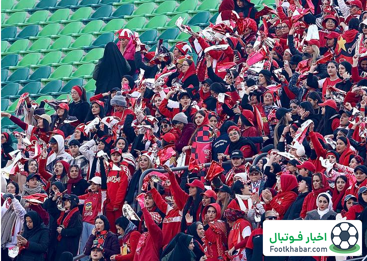 زنان پرسپولیس و تراکتور در یک جایگاه (عکس)