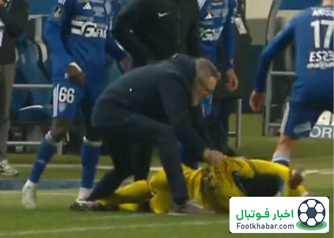 اخراج مربی با بیرون کشیدن بازیکن حریف از زمین!