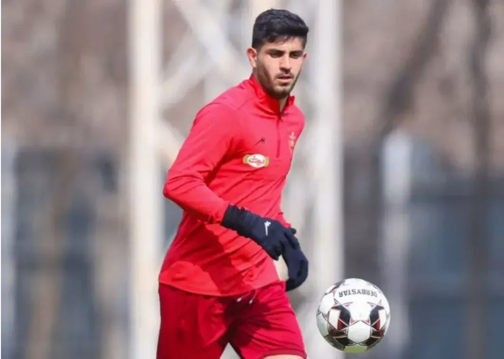 توضیحات خدابنده‌لو در مورد کوبیدن پرچم وسط زمین