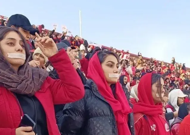 اعتراض زنان تراکتوری به حواشی بازی پرسپولیس (عکس)
