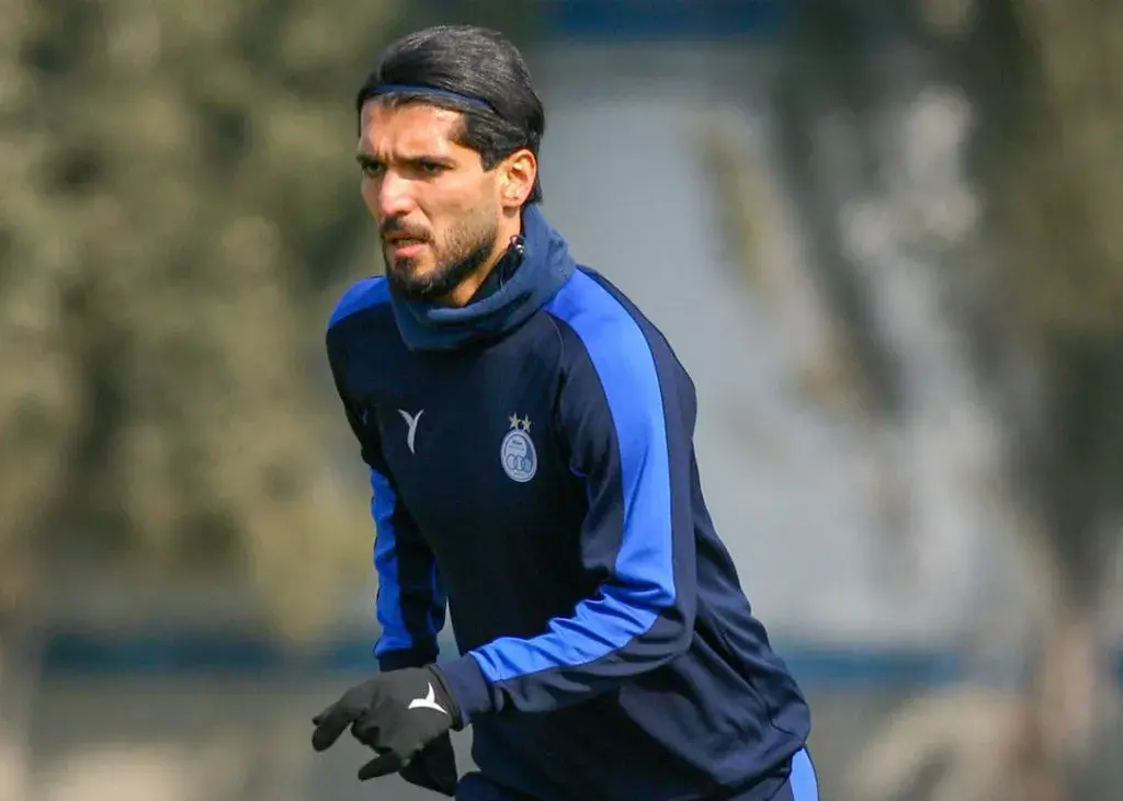 هافبک استقلال وارد ساختمان باشگاه شد