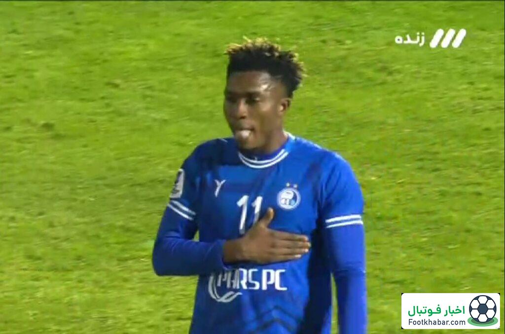 گلزن استقلال با درد از زمین بیرون رفت!(عکس)