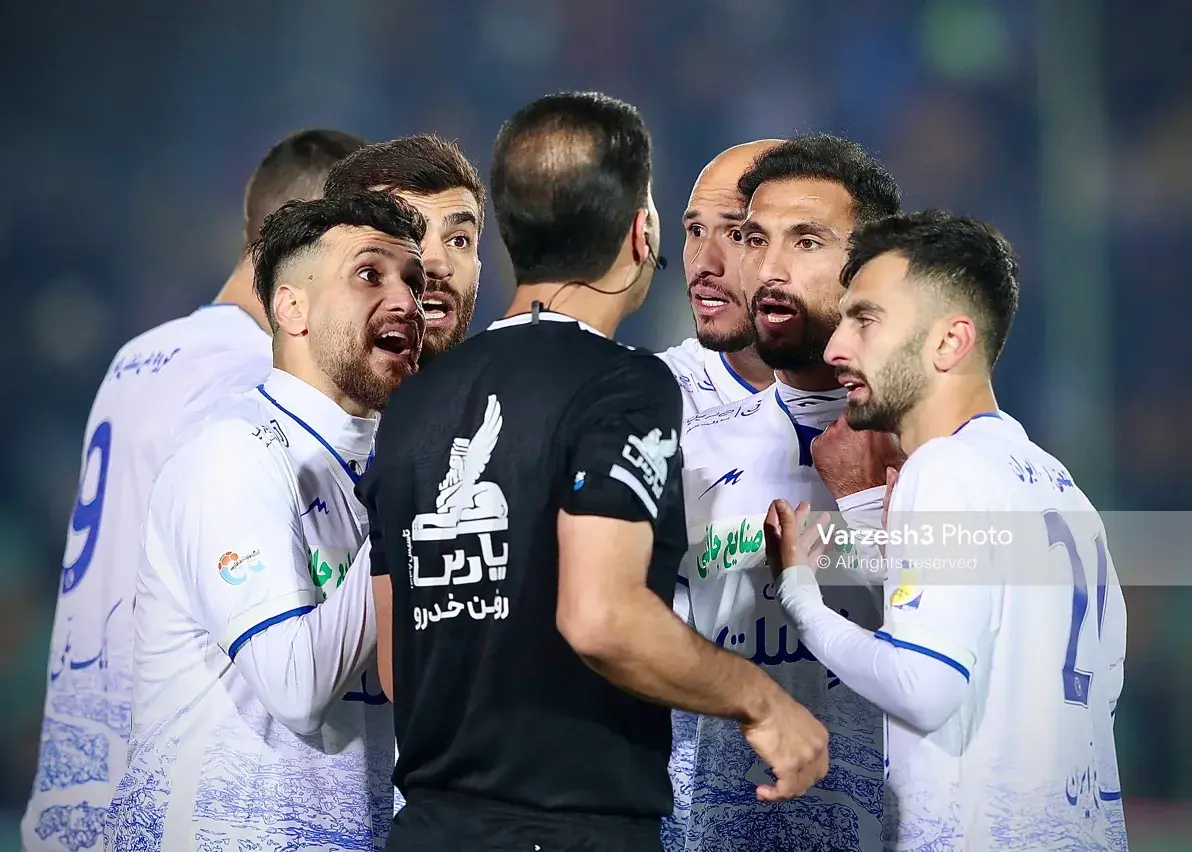 داور اشتباه کرد، کارت قرمز را پاک کنید