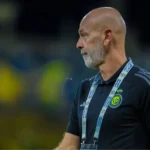 سرمربی سابق میلان با زمینه سکوهای آزادی (عکس)