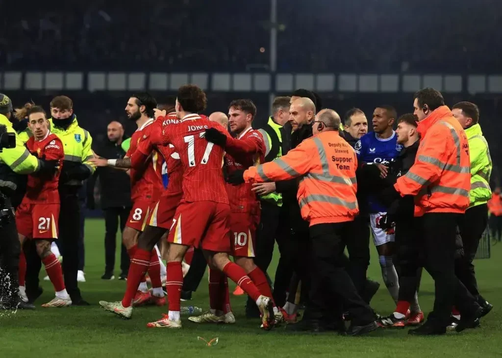 جنجال در دربی مرسی‌ساید: داور فقط کارت قرمز می‌داد!