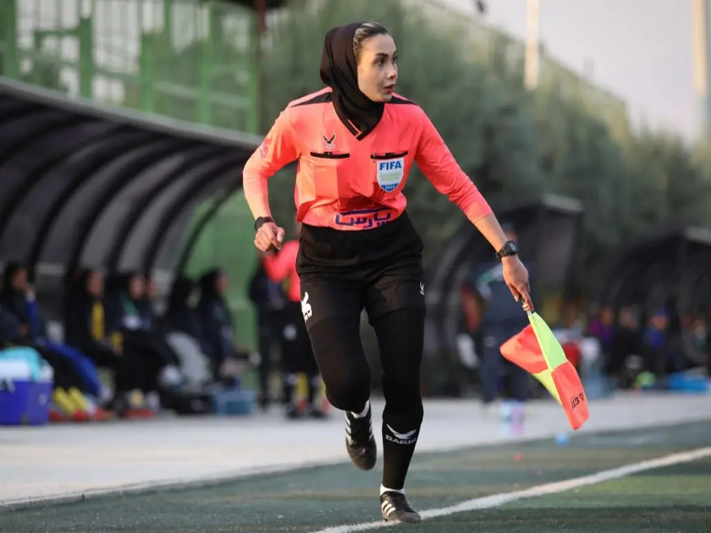 استقلال – خیبر زیر چشمان تیزبین یک زن! (عکس)