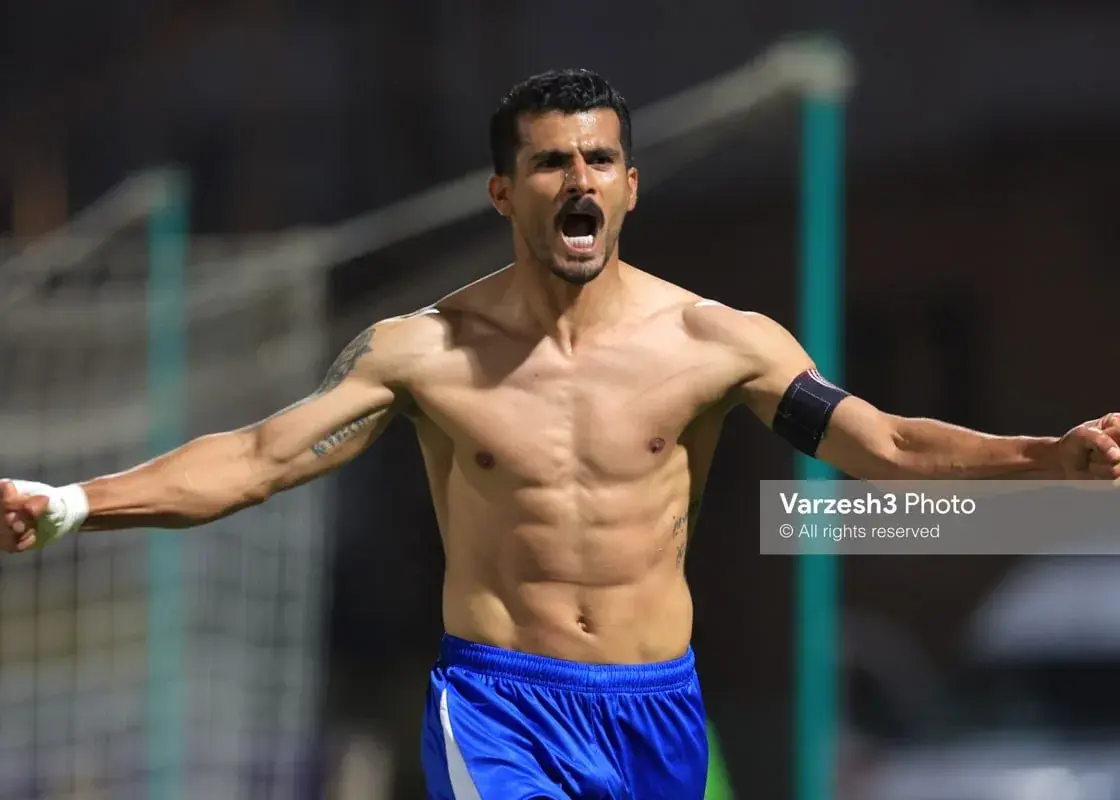 ریکانی پیراهن نفت آبادان را بو می‌کند! (عکس)