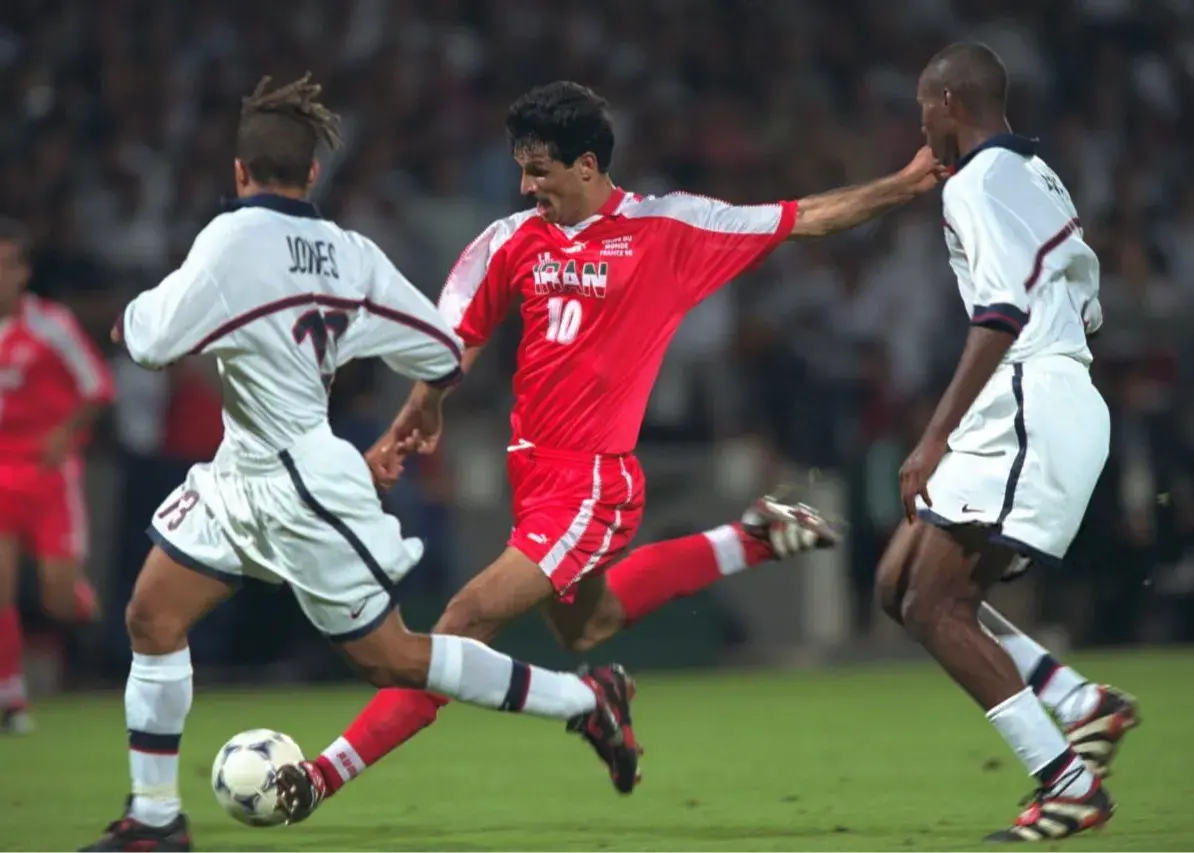 علی دایی و جایزه تاریخیاش: یک دلار (عکس)