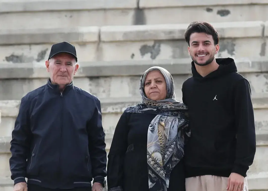 غافلگیری هافبک جوان توسط پدر و مادر (عکس)