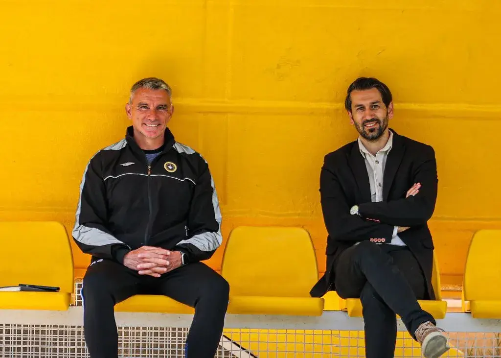 لبخند کارترون با تکیه به دیوار زرد!