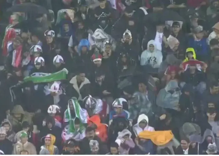 سکوهای زشت ورزشگاه آزادی پوشانده شد!