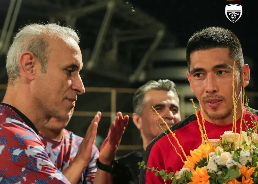 استقبال از ملی‌پوشان فولاد با دسته گل