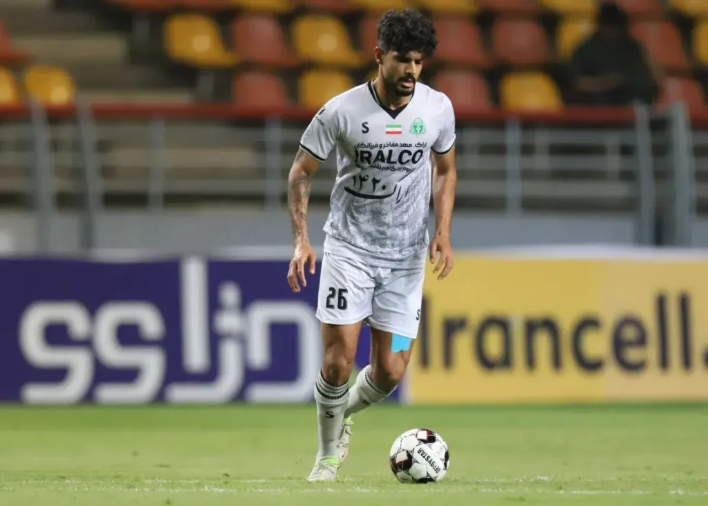 سکونشینی 3 بازیکن به جای تقابل با تراکتور (عکس)