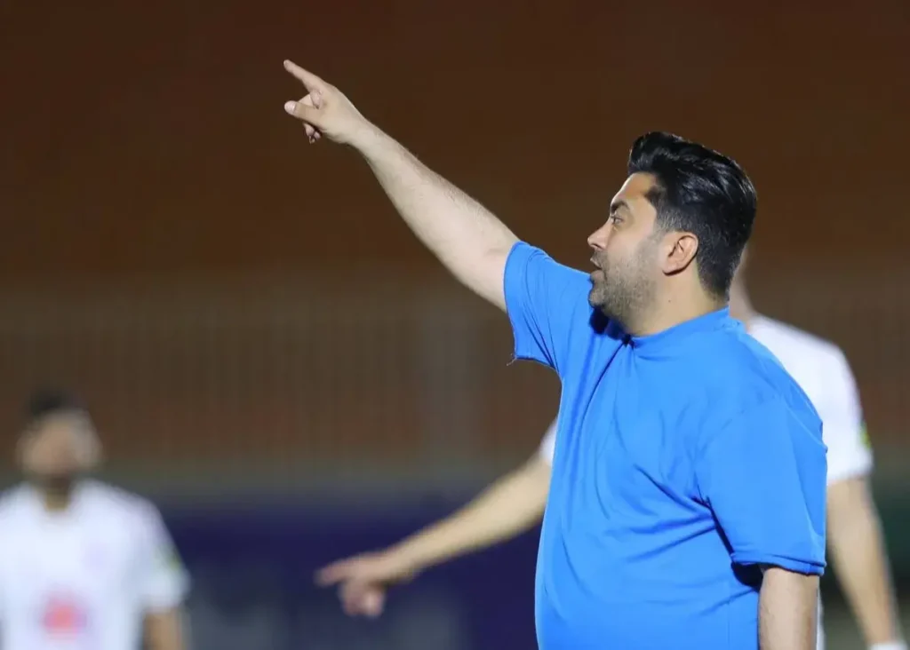 اخباری: با بازیکنان داخلی و خارجی مذاکره می‌کنیم