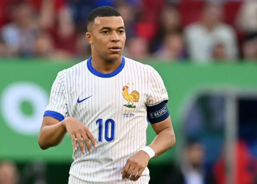 امباپه با خود ساختگی‌اش روبرو شد! (عکس)