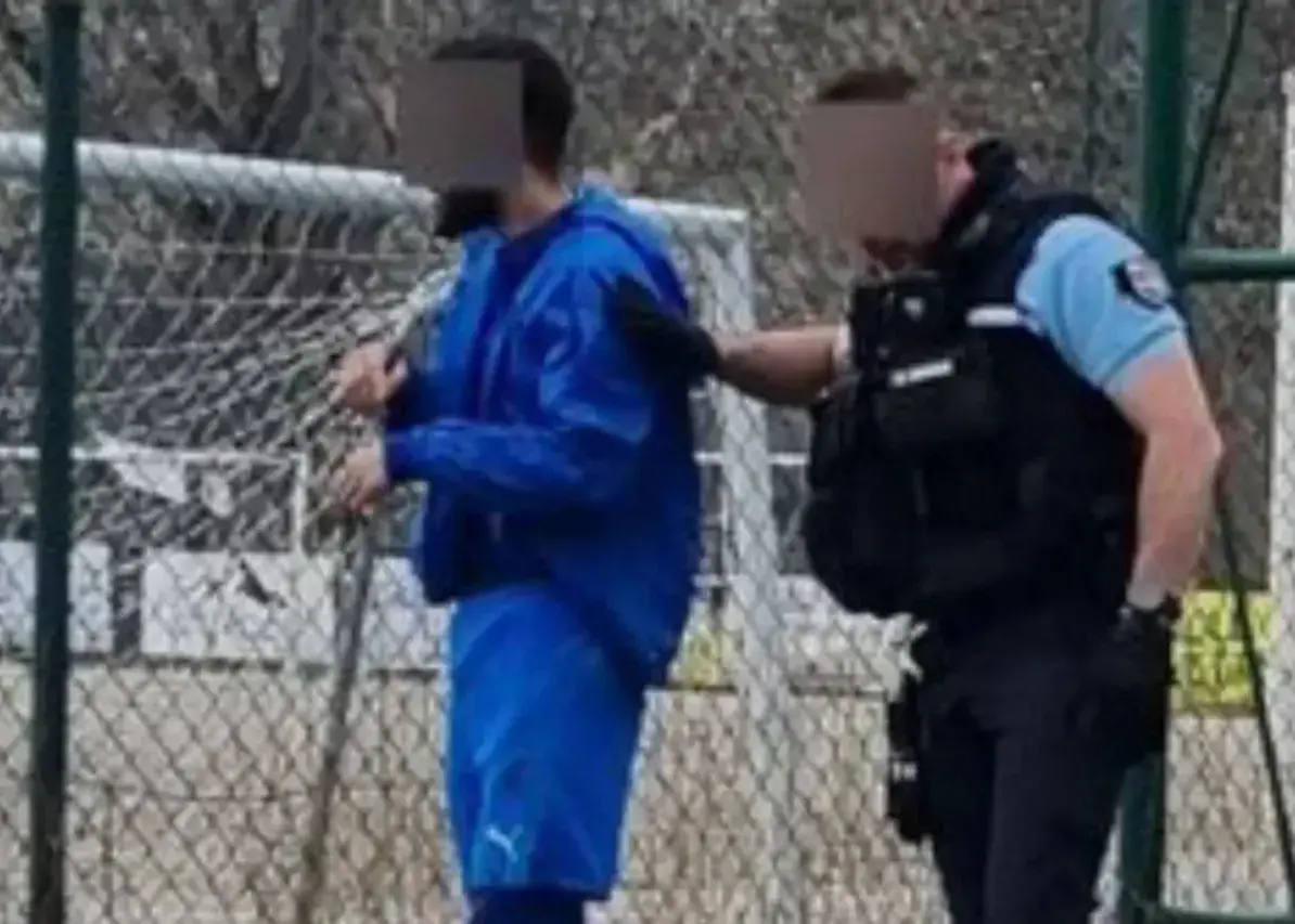 بازیکن اخراجی با چاقو به تماشاگران حمله کرد!