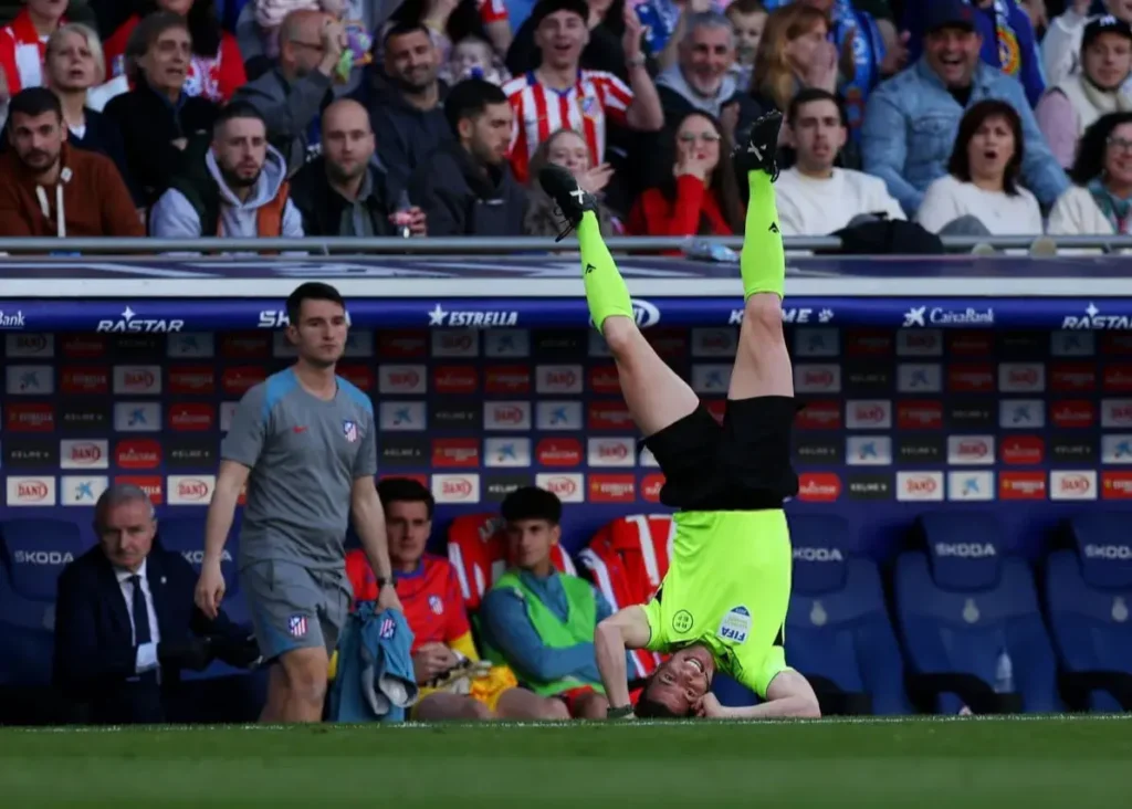 عجیب‌ترین صحنه فوتبال: کمک‌داور برعکس شد!