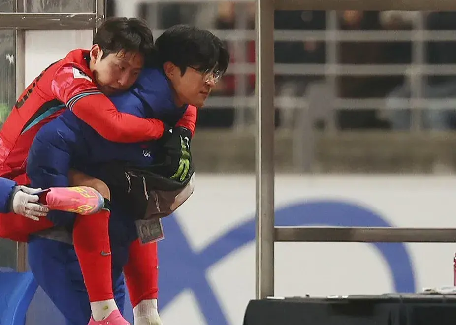 فوق‌ستاره کره را با عصا بُردند (عکس)