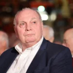 هوینس در اشتوتگارت می‌ماند