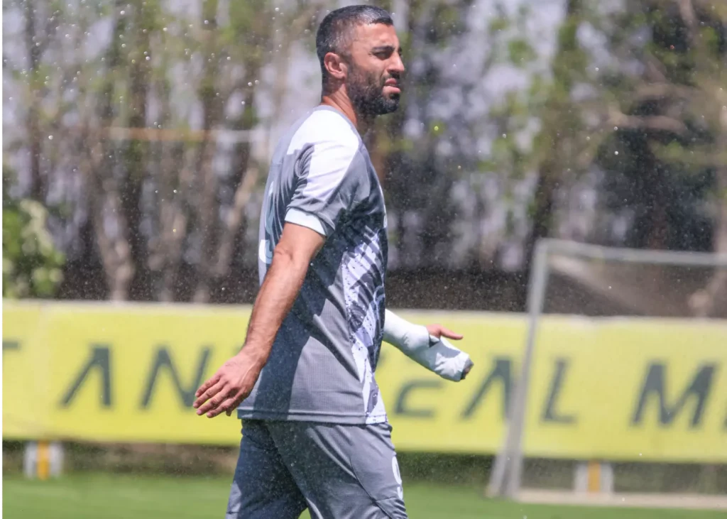 کاوه با دست آتل‌بسته در خط آتش سپاهان!