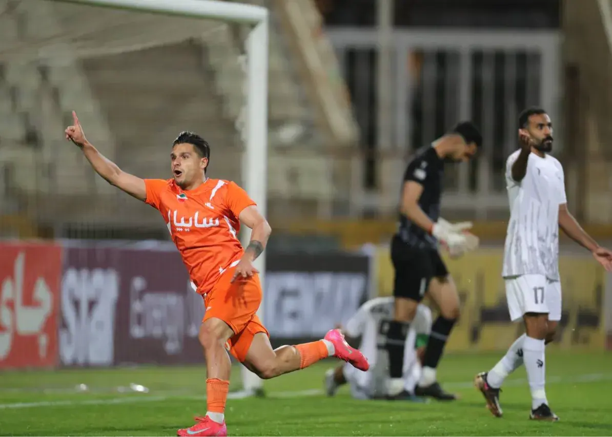 پیمان برای نجات قهرمان لیگ وارد شد (عکس)