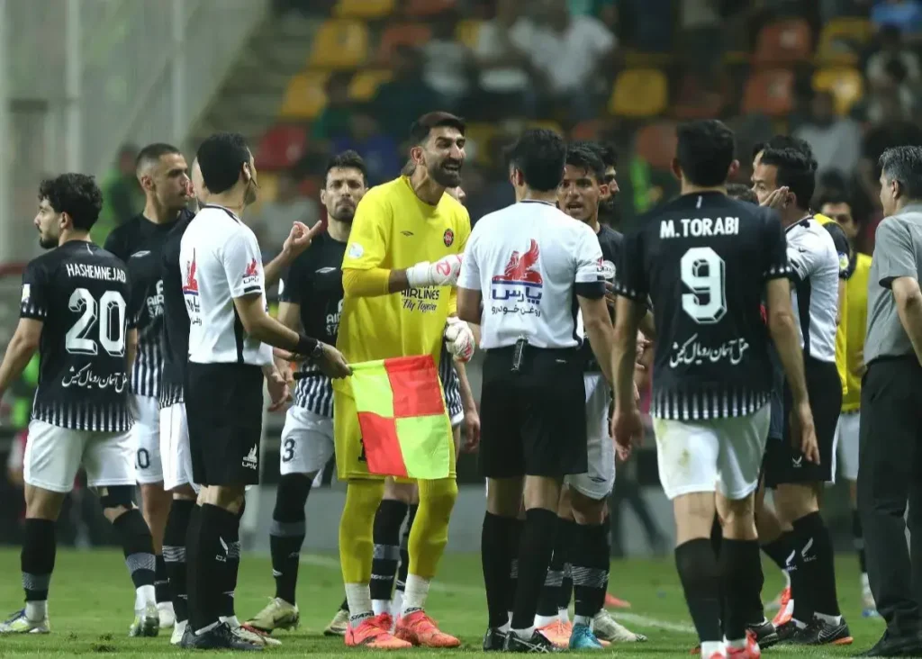 رکورد وقت تلف‌شده لیگ در فولادآرنا: 24 دقیقه!