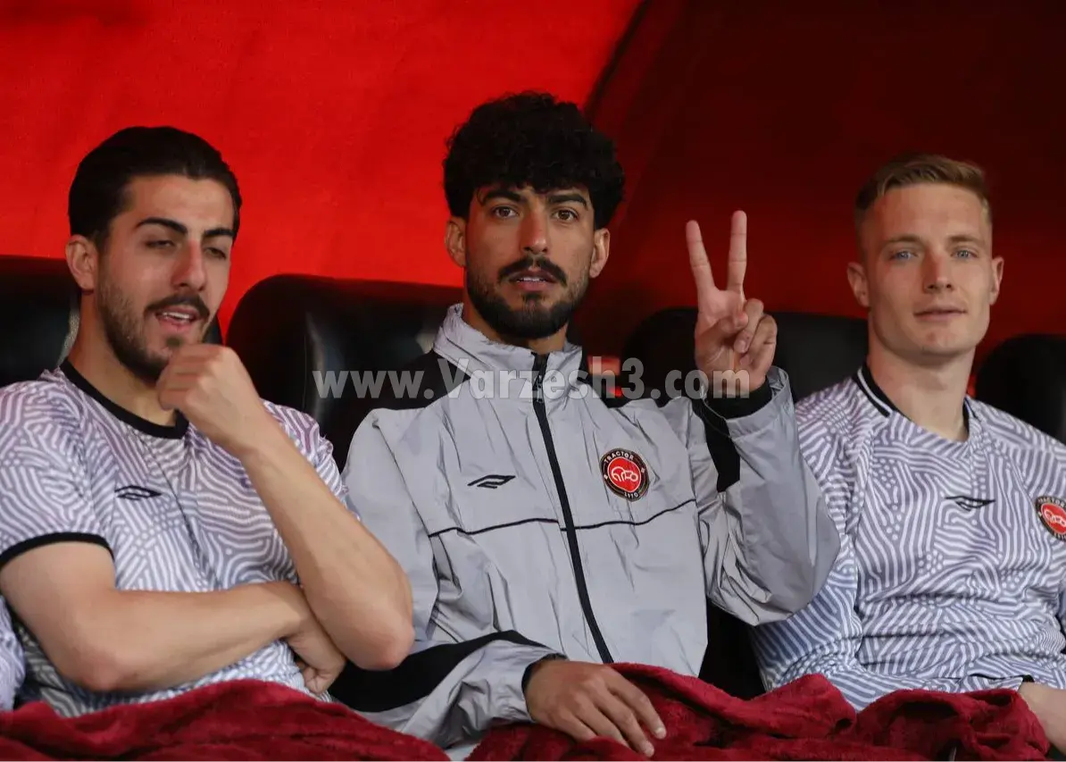 علامت پیروزی از روی نیمکت صدرنشین (عکس)