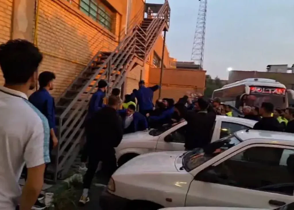 حمله چند بازیکن ملوان به مدیررسانه هوادار!