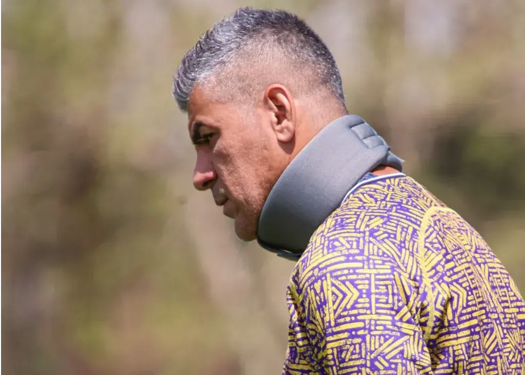 آثار مصدومیت روی گردن مربی سپاهان