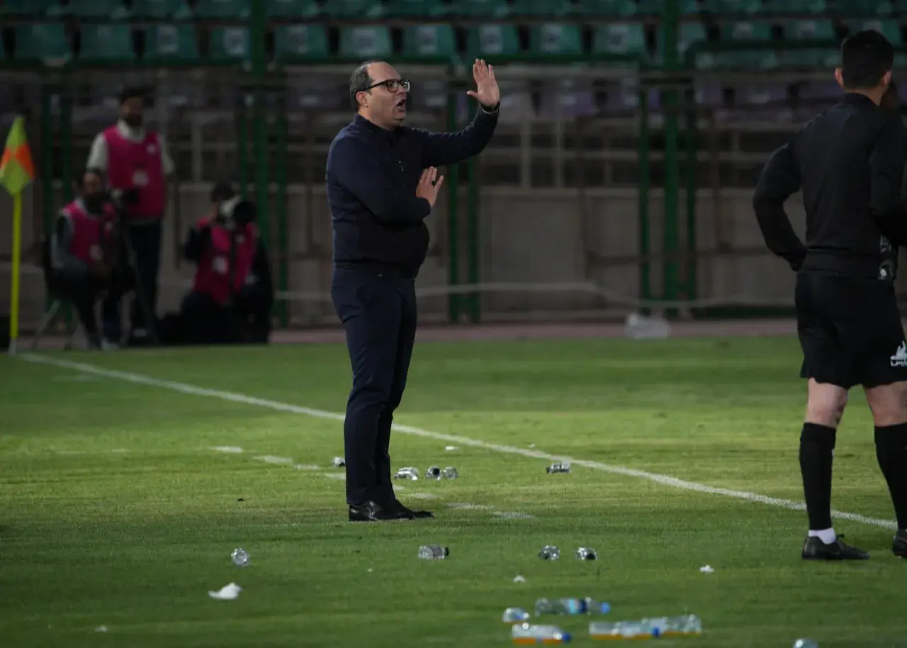 سرمربی سرشناس چالش‌های عجیب را دریبل زد!