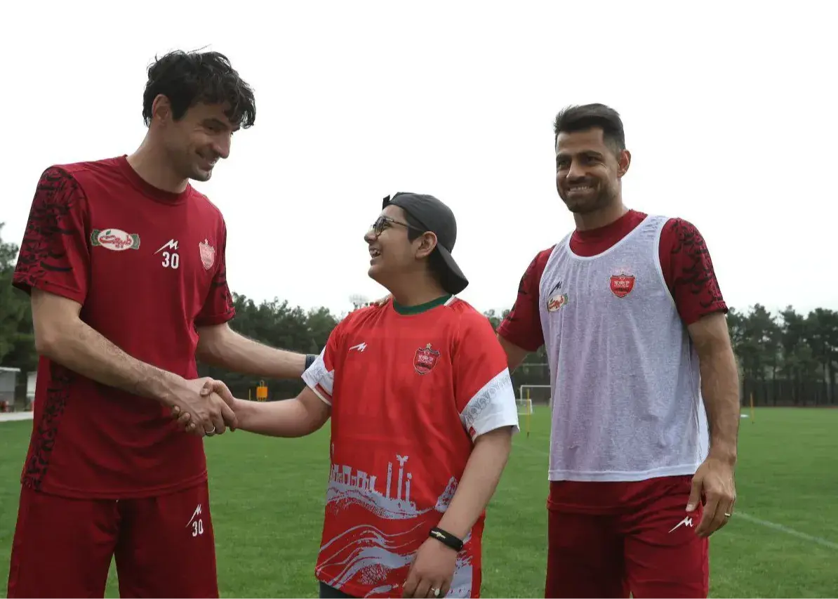 نوجوان پیروز در جنگ سرطان بمب روحیه پرسپولیس