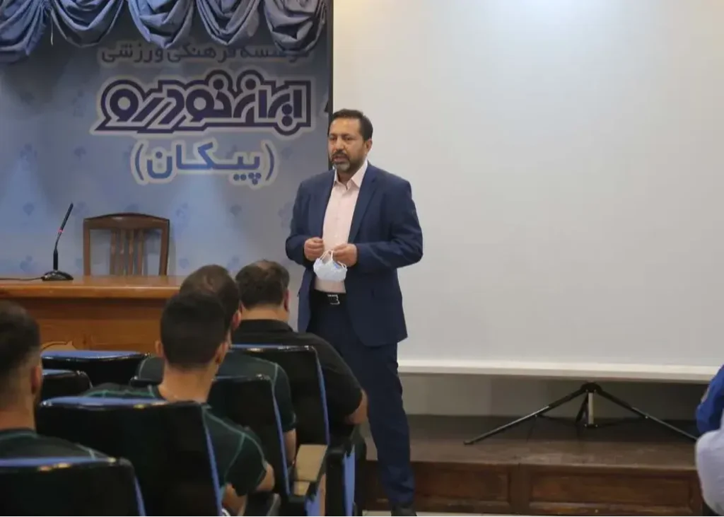 مدیرروستا علیه آتیلا حجازی: از دوستان پدرت بپرس!