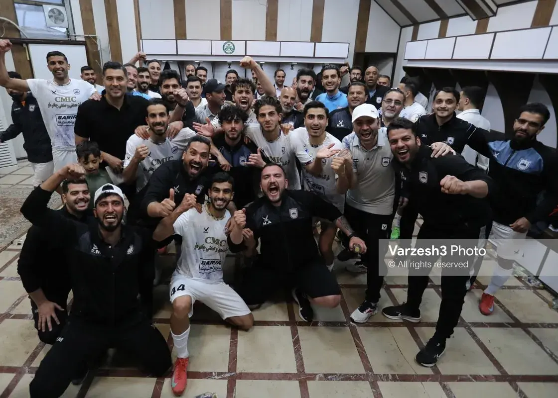 فریاد شادی در رختکن فولادشهر اصفهان (عکس)