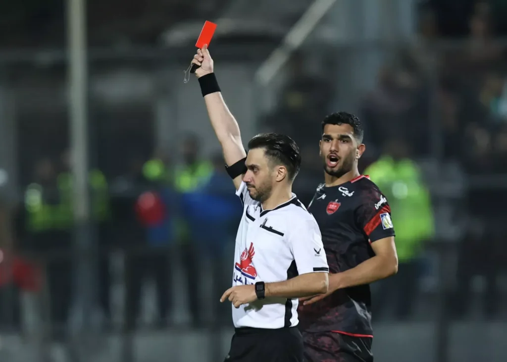 تقابل پرسپولیس- نساجی با پنج بازیکن اخراجی!