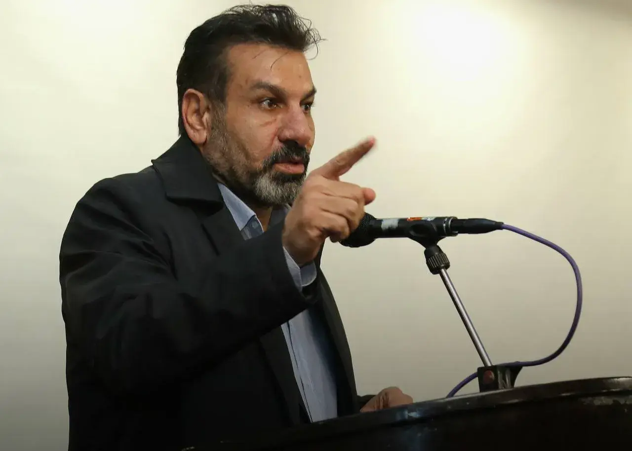 مومنی: قرار شد پورموسوی در مس بماند