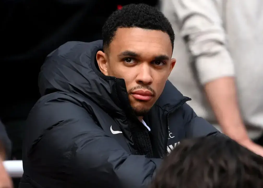 آرنولد حق بازی کردن برای لیورپول را ندارد!