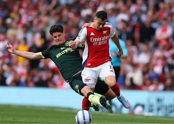 بازیکن حریف نزدیک بود پایم را بشکند اما اخراج نشد!