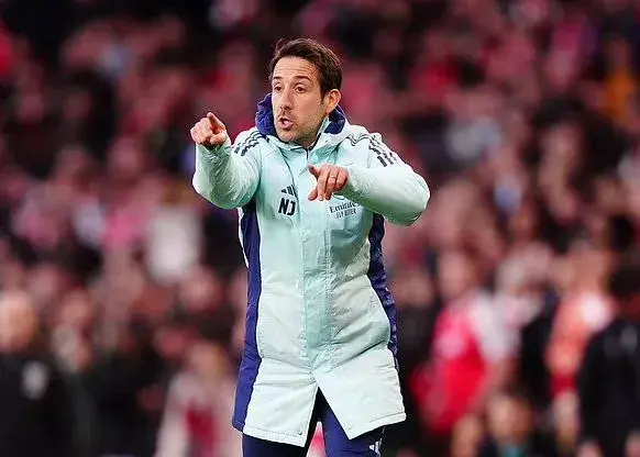 باید حقوق مربی ضربه ایستگاهی آرسنال نصف شود!