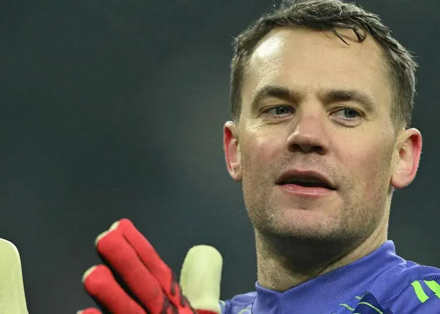 بایرن مونیخ با نویر جام قهرمانی را بالای سر می‌برد