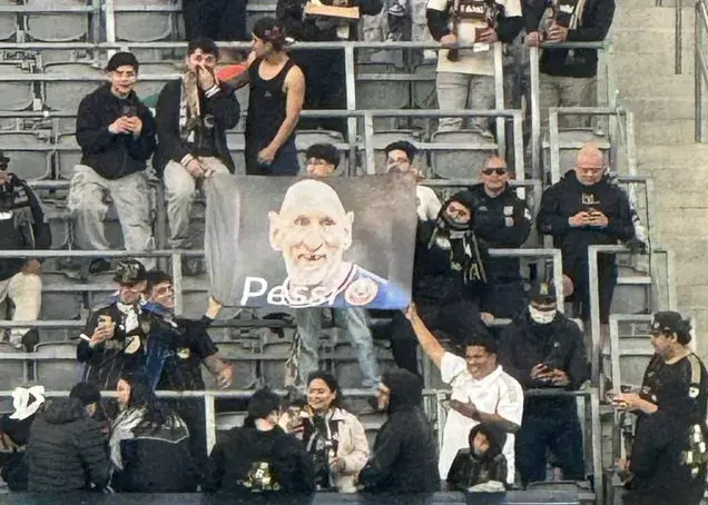 بنر تمسخرآمیز علیه مسی در لس‌آنجلس!