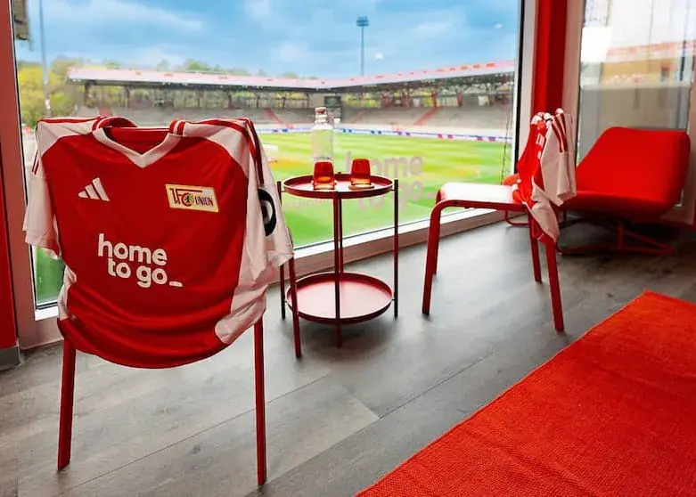 تخت‌خواب روی سکوها، دوش در رختکن داوران!‏