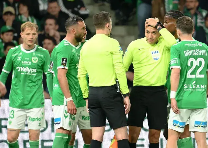 توقف دربی: کمک‌داور با سکه مصدوم شد!