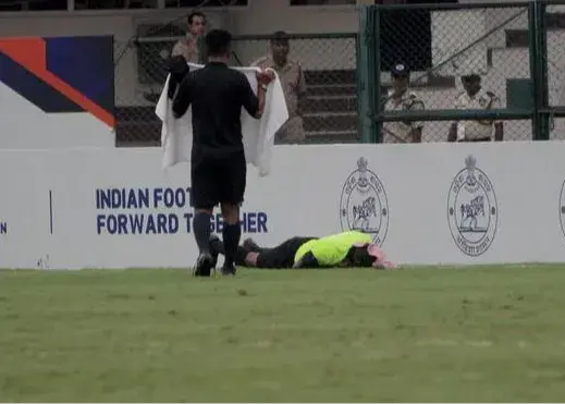 حمله زنبورها به زمین فوتبال در هند! (عکس)